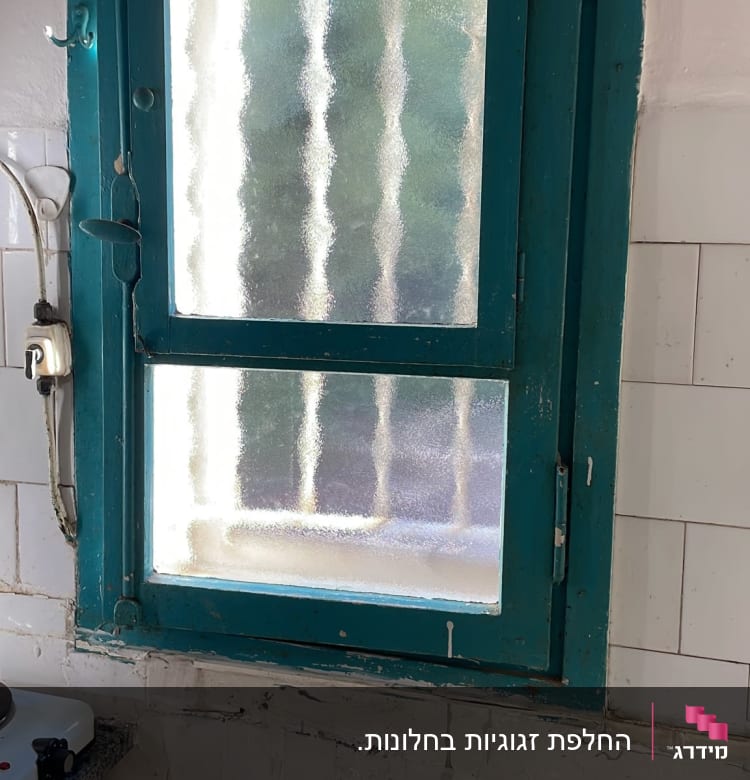 חלון זכוכית עם מסגרת כחולה במטבח